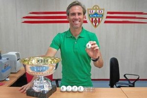  Corona, capitán del Almería, en el momento del sorteo.