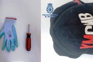 Guantes y gorra loock que utilizaba el detenido.
