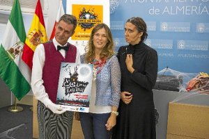 La edil Ana Martínez Labella, ayer junto a dos actores que estarán en la casa del terror. 