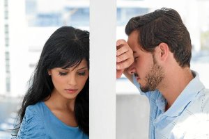 Pareja separada por una pared.