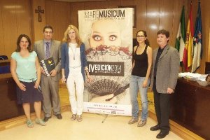 La concejal y el director de Cultura con representantes de las entidades colaboradoras.