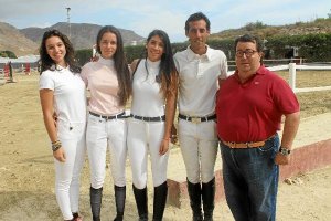 Jinetes de la escuela Municipal de Equitación de Roquetas con el concejal Pepe Rubí.