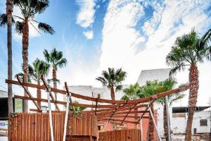 El kiosco está situado junto a la Puerta del Mar.