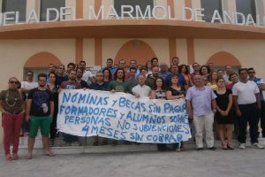 Protesta de trabajadores de la escuela por el impago de nóminas meses atrás