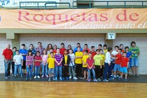 Los jugadores roqueteros posan en el pabellón Infanta Cristina.