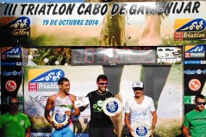 En lo más alto del podio el triatleta de Egorunin.