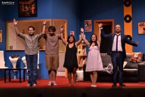 el elenco de actores saluda al recibir la ovación del público. Foto de Rogelio Cano