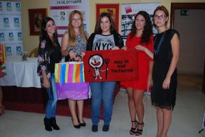 Las organizadoras  junto a Ana y Gabriela representantes de la empresa  ‘Biral’ y de la tienda ‘Cham