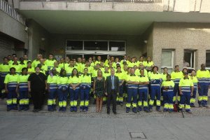 El alcalde dio la enhorabuena a los seleccionados entre cientos de solicitudes, ante la puerta del A