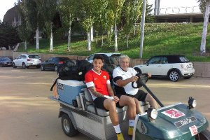 Ximo Navarro, rumbo al Anexo, en el cochecito.