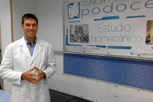José Francisco Pérez Del Pozo realiza estudios biomecánicos de sus pacientes.