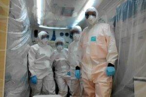 Equipo que realizó el simulacro con los equipos y la ambulancia adaptada.