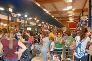 Imagen de ayer de las colas en el centro comercial de el COPO.