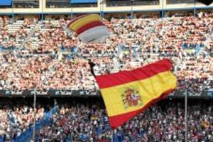 Un paracaidista en el Vicente Calderón.