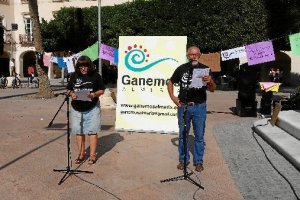Miembros de la plataforma leyendo el manifiesto, esta mañana, en la Plaza Vieja.