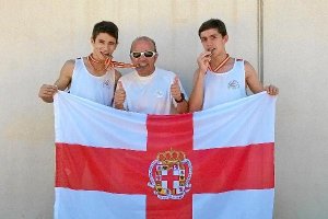 Los dos atletas con su entrenador Antonio Zarauz.