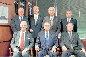 José Hornauer López, el primero sentado por la izquierda, junto a otros miembros de la familia.