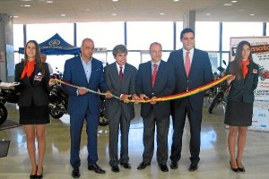 El alcalde de Almería,Luis Rogelio Rodríguez Comendador, corta la cinta inaugural.