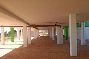 columnas en la zona del patio de recreo de los niños de Infantil
