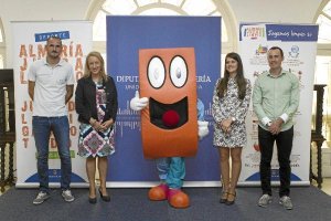 Diputada Ángeles Martínez, Carmen Jiménez (Cajamar), Soriano, Jaramillo, y mascota.