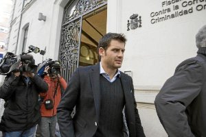 Paredes saliendo tras declarar.