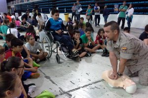 Un voluntario de la Legión forma a escolares en técnicas de reanimación.