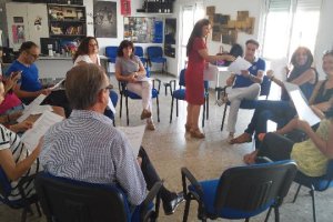La profesora del taller en plena sesión con los alumnos.