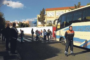 Un voluntario de Protección Civil ayuda a los niños a salir con seguridad en Las Lomas.