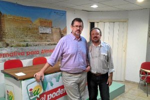 Rafael Esteban y Rodrigo González, en la sede de IU-Los Verdes.