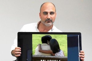 El almeriense Juan Jesús Gómez con el cartel de su corto.