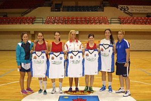 Presidenta y entrenadora con las cinco nuevas jugadoras.