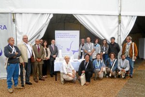 Foto de familia de participantes y organizadores del simposio internacional.