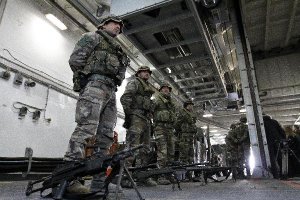 Militares españoles a bordo del buque anfibio Castilla en la Noble Mariner 2011