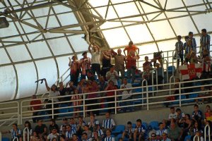 Los seguidores del Almería celebran uno de los goles en Anoeta.