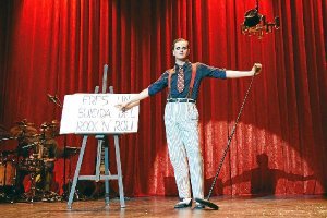 Durante ‘el intérprete’ Asier Etxeandía está solo sobre el escenario.