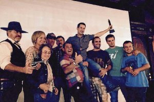 El equipo de ‘Algo más que morir’, exultante tras hacerse con dos galardones en el AWFF.