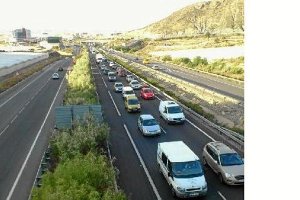 la salida a la A7 sufre continuas retenciones y obliga a rodear por la vía de servicio.