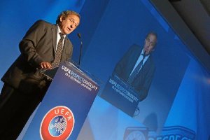 Platini durante una conferencia de prensa.