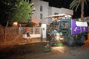 Baldeo de las calles con la nueva agua jabonosa