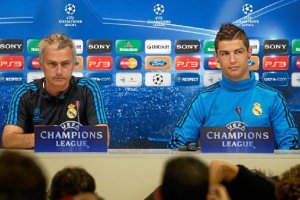 Cristiano Ronaldo, junto a Mourinho, durante una rueda de prensa.
