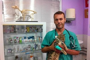 Juan Manuel Taboada en su clínica veterinaria