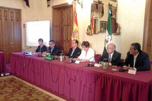 Foto grupal de la mesa de presentación del libro de Antonio Gil Albarracín en la Delegación de la Ju