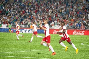 Hemed celebra su primer gol con el Almería.