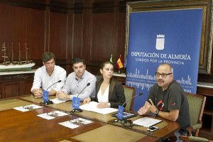 Diputada deportes y personalidades que le acompañaron en la presentación del evento.