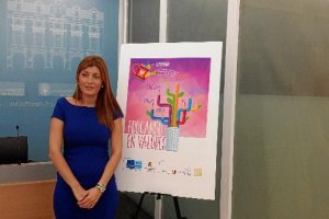 Carolina Lafita junto al cartel del programa presentado esta mañana.