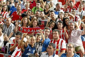 Los aficionados fieles nunca fallan cuando juega el Almería.