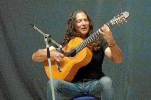 El guitarrista durante el recital en El Acebuche. 