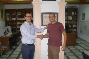 El alcalde, Juan Miguel Tortosa, despidiendo al joven voluntario