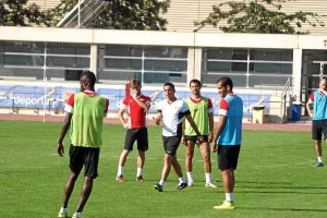 Francisco dando órdenes a los futbolistas.