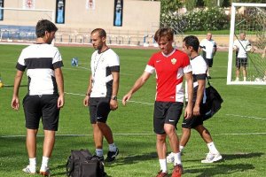 Corona, marchándose a la sala médica.